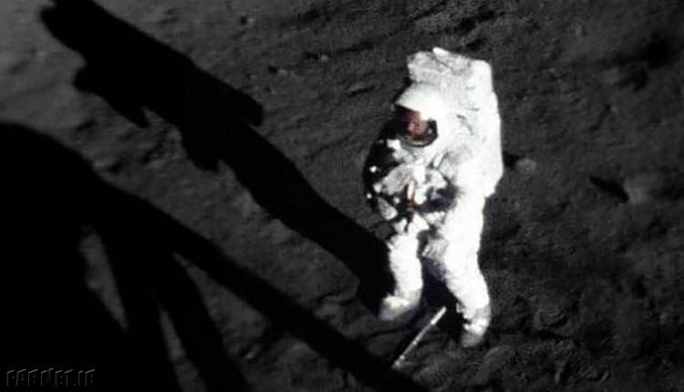 نیل آرمسترانگ بر روی کره ماه