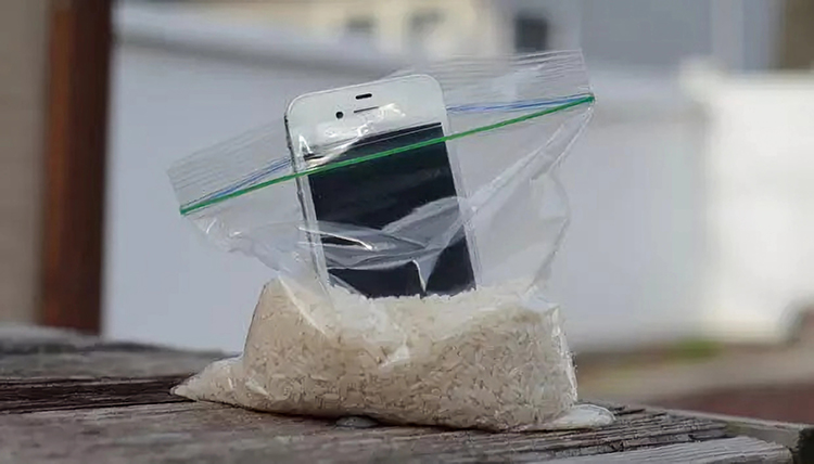 استفاده از برنج برای خشک کردن گوشی
