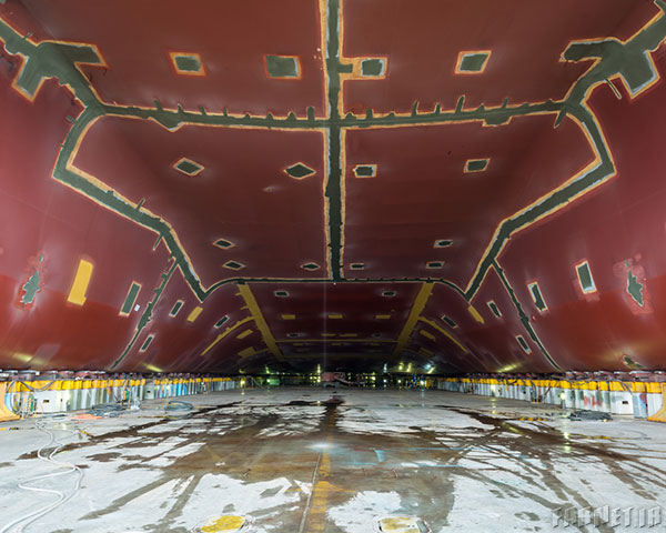 قسمت زیرین کشتی و در نیمه انتهایی کشتی با رنگ ضد رسوب نقاشی شده‌است تا از باقی‌ماندن رسوبات آب دریا بر روی بدنه کشتی جلوگیری شود.
