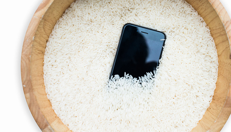 قرار دادن گوشی خیس در برنج