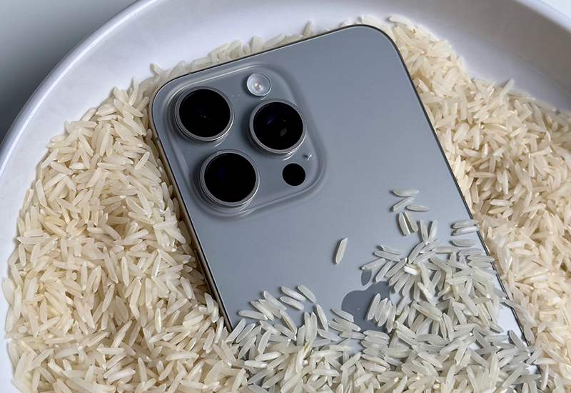 گذاشتن گوشی آیفون خیس در برنج