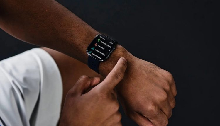 بدنه Amazfit Bip 6 از پلیمر تقویت‌شده با فیبر ساخته شده، در حالی‌که فریم آن از جنس آلیاژ آلومینیوم است.