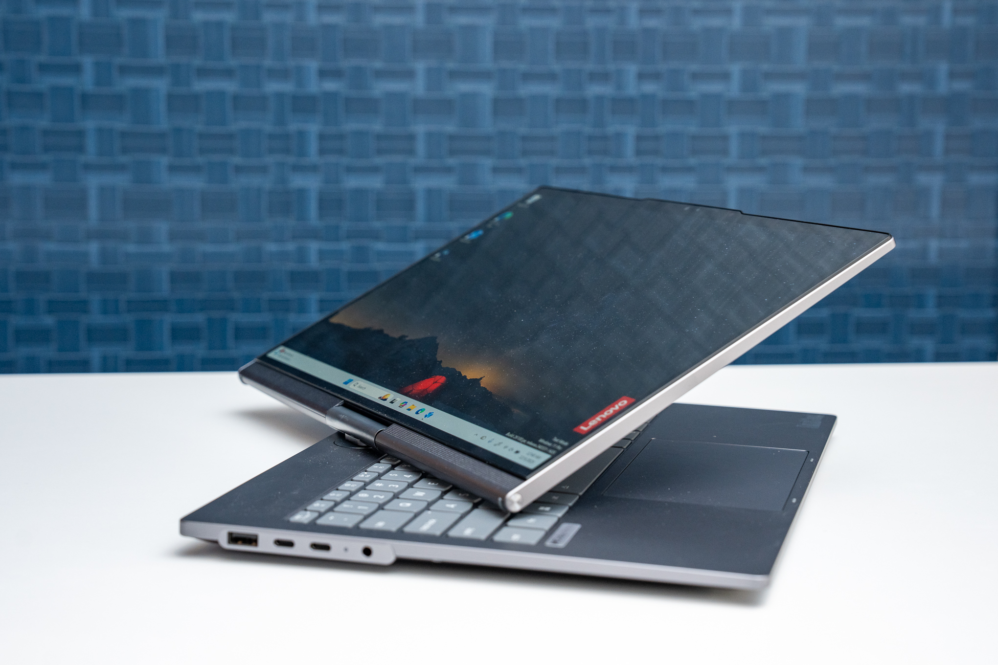 لپتاپ Lenovo ThinkBook Plus Gen 7 Auto Twist با لولای موتورایز و فرمان صوتی معرفی شد