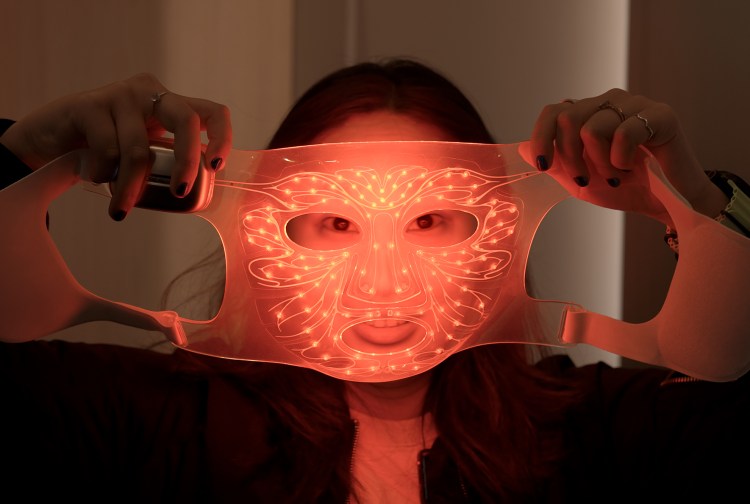 ماسک LED قابل‌انعطاف L’Oréal معرفی شد؛ نور‌درمانی به‌سبک آرایشی علمی