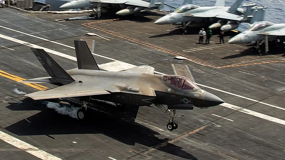 هواپیمای F-35C بر روی ناو آبراهام لینکلن