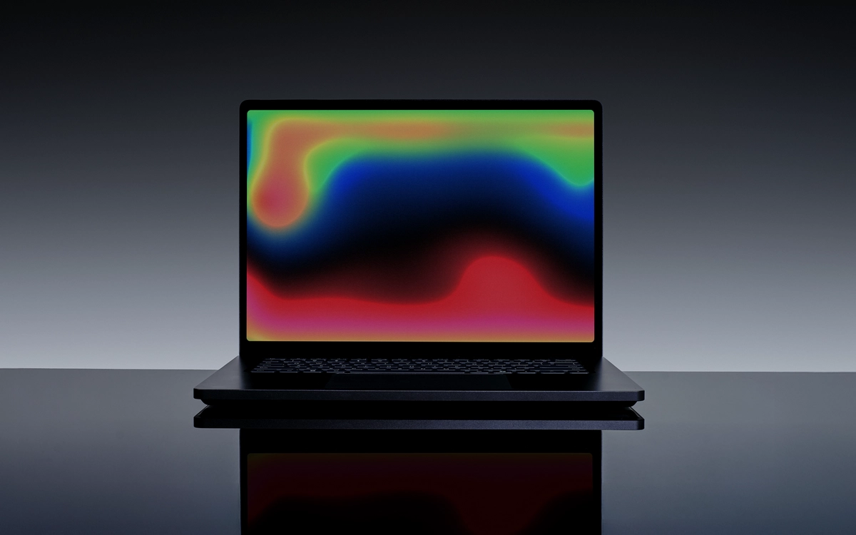 Surface Laptop Ultra به نمایشگر 15 اینچی mini‑LED PixelSense Ultra مجهز شده که روشنایی HDR آن به 2000 نیت میرسد.