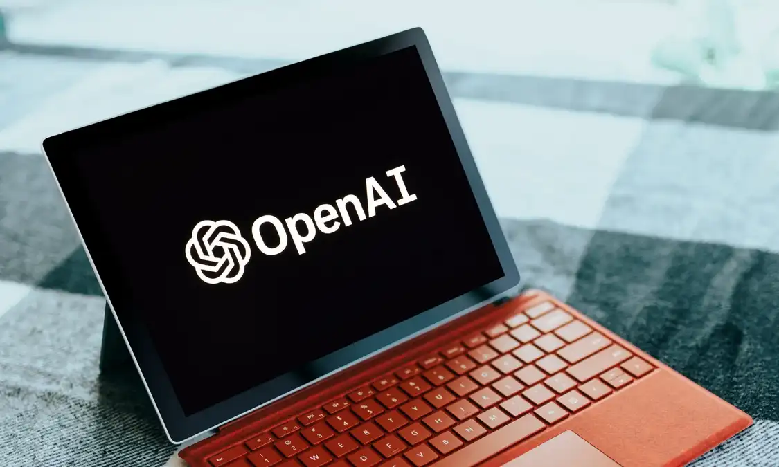 لوگوی OpenAI روی صفحه یک سرفیس لپ‌تاپ مایکروسافت