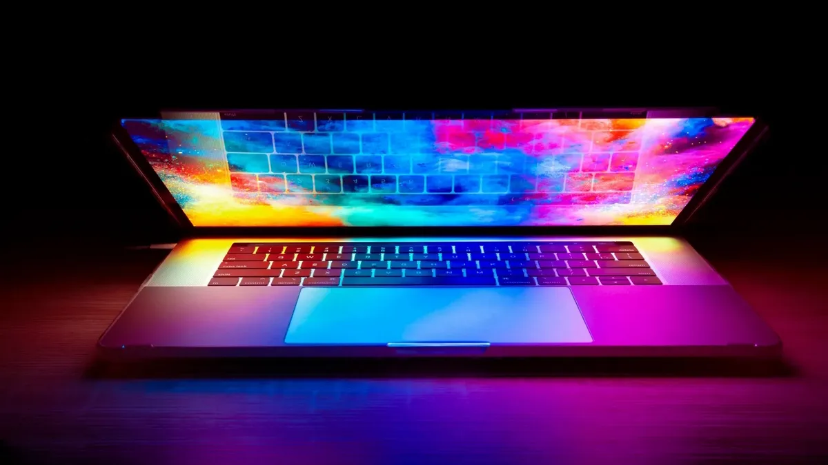 مک‌بوک پرو اپل مجهز به نمایشگر OLED لمسی و طراحی سبک‌تر